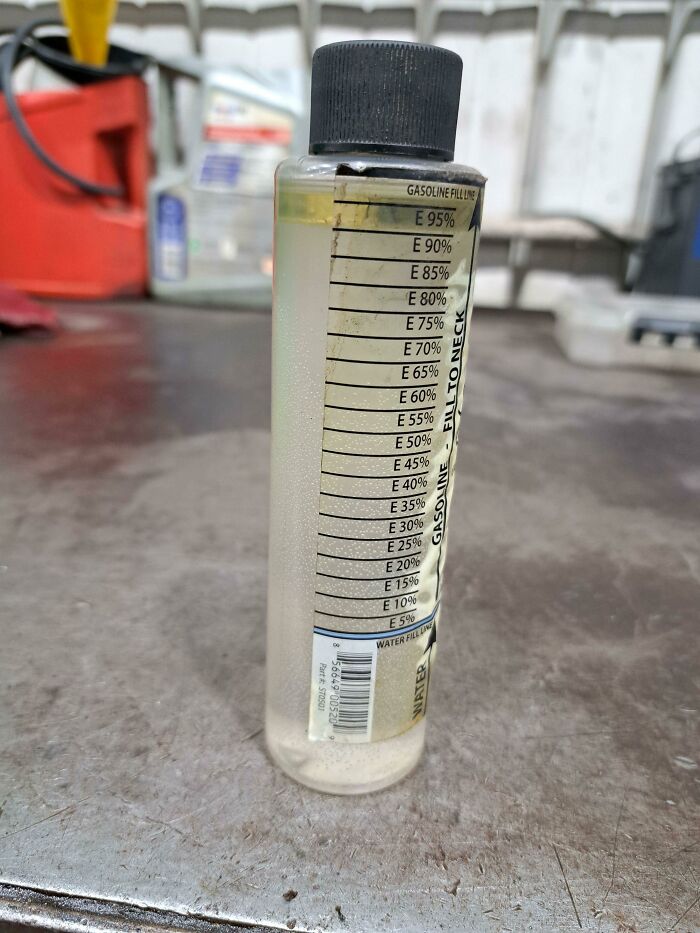 Es el tercer coche esta semana que no arranca tras cargar gasolina en una gasolinera de la zona. La muestra de gasolina que hemos sacado es un 96% agua
