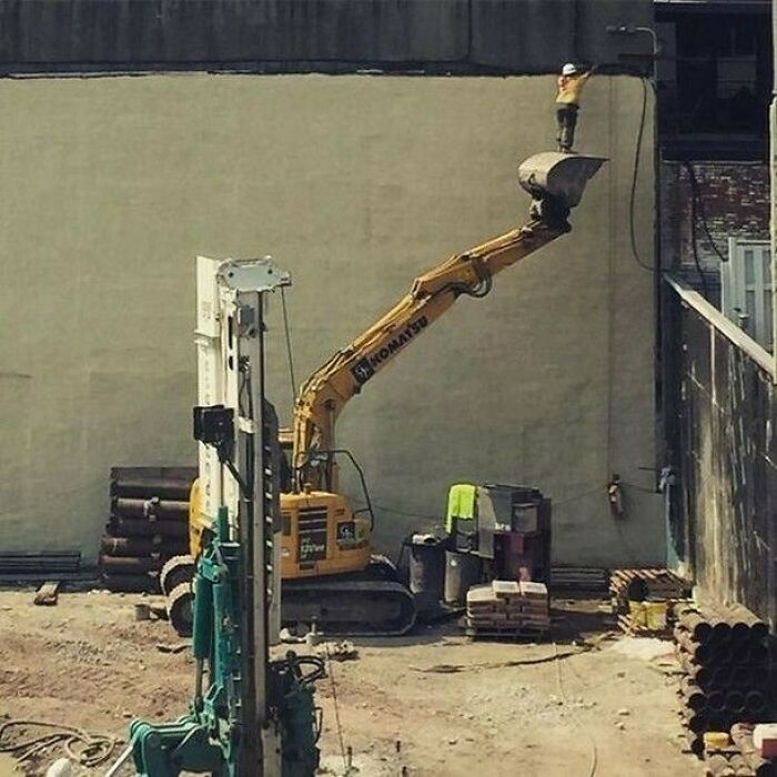 Cuando el electricista está usando el elevador Bob improvisa