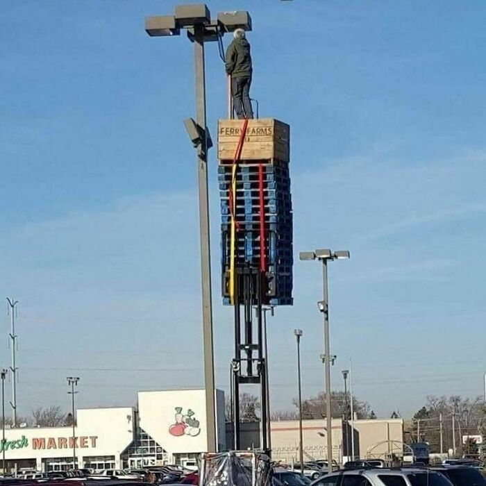 Bob no tiene tiempo para alquilar plataformas elevadoras de tijera
