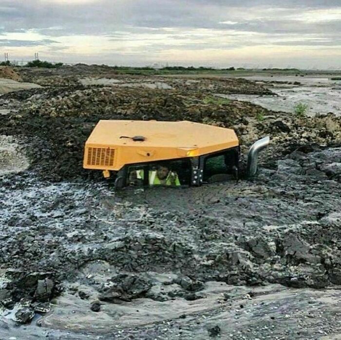 ¡Bob el constructor escondiéndose de los lunes!