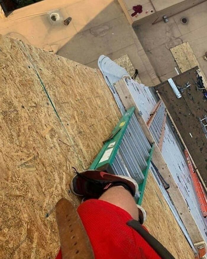 ¿Por qué molestarse en conseguir un elevador cuando tienes tres escaleras y algo de madera?