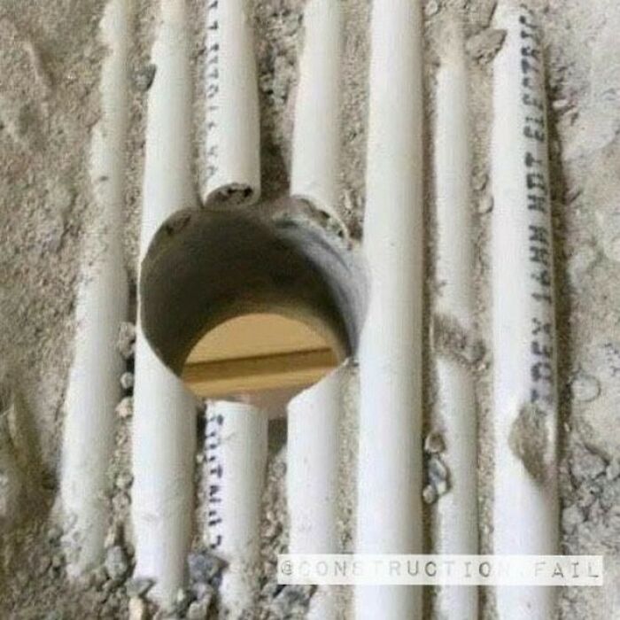 Cuando el electricista pasa el conducto por donde le dijiste que no lo hiciera