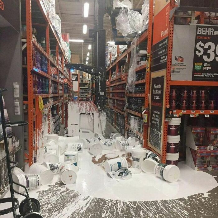 Oye, Bob ¿Puedes ir por la pintura del estante de arriba?