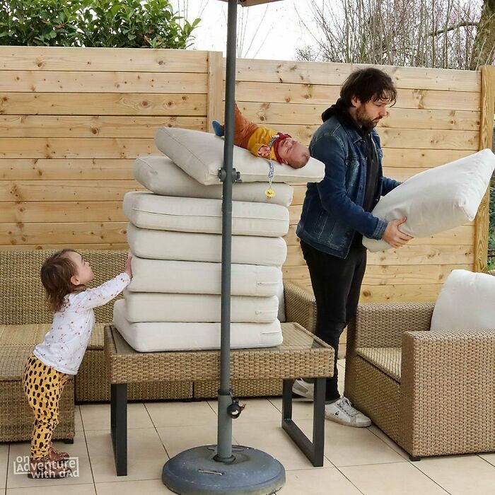 A veces Alix quiere ayudar a colocar nuestros muebles de jardín. Otras veces, sólo quiere jugar con su hermanita. ¡Pero primero bajemos a la pequeña Aster de ahí!