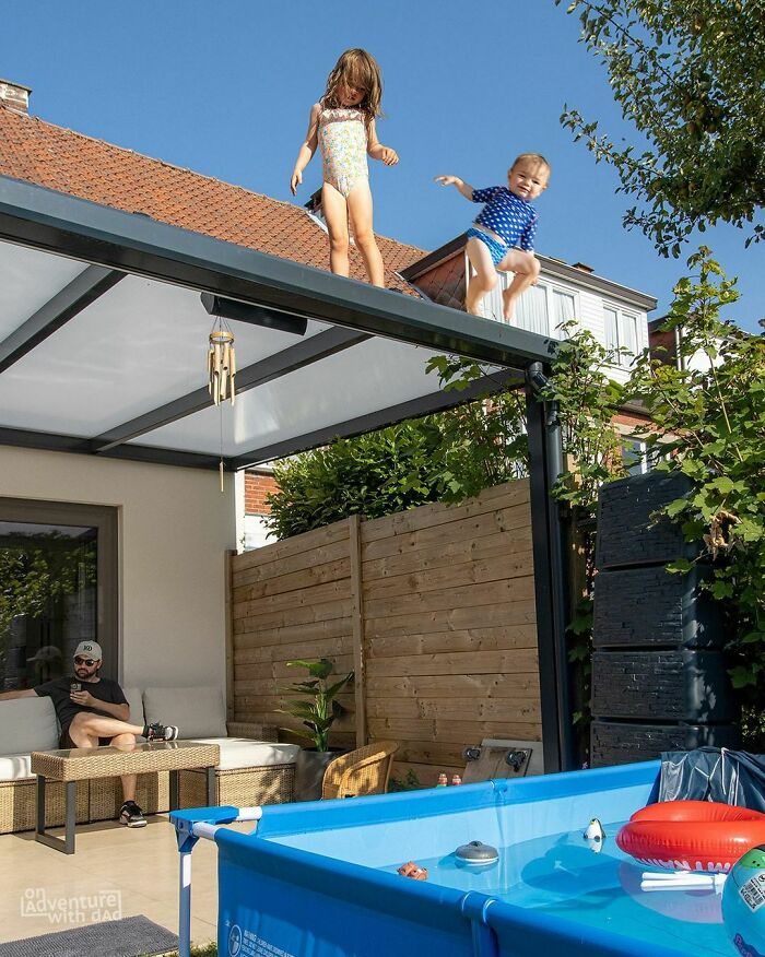 Hoy se han alcanzado temperaturas récord, así que decidimos montar la piscina. Obviamente, las niñas estaban tramando algo malo y decidieron hacer algunos trucos, saltando en la piscina