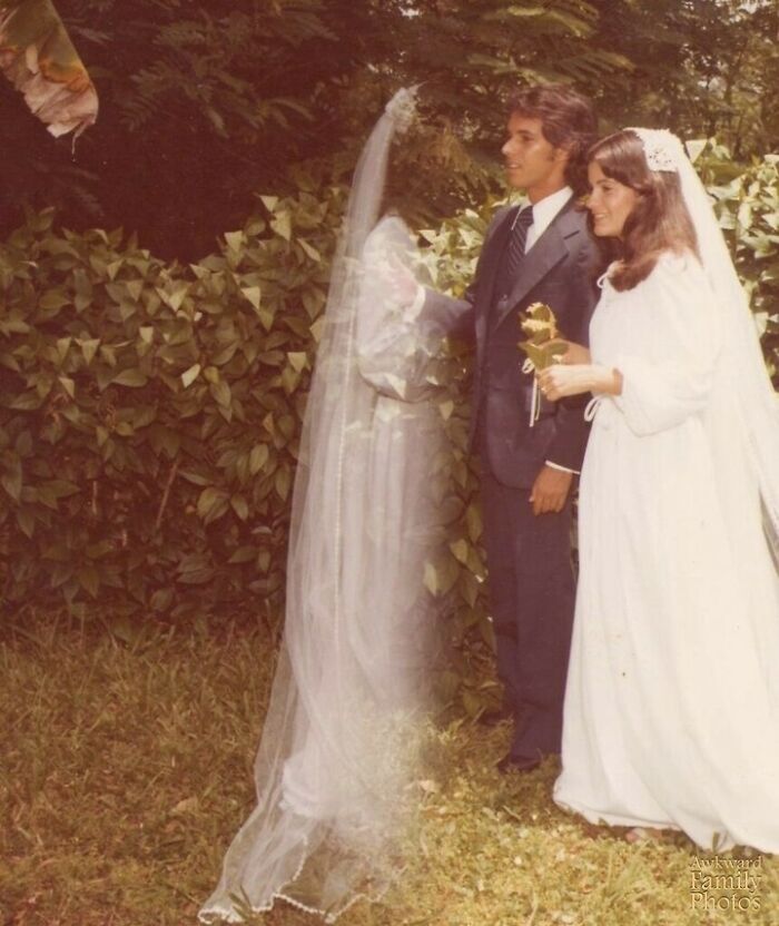 “El retrato de boda de mis padres. El fotógrafo se puso un poco creativo, por eso parecen estar casándose con un fantasma”.