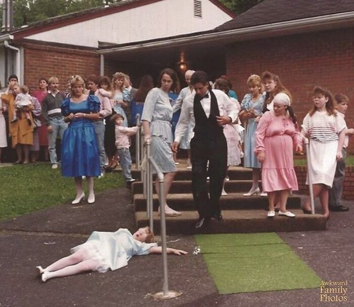 “Mi esposa fue la niña de las flores en la boda de su prima. Cuando les estaban tirando arroz a los recién casados, creyó que era una buena idea deslizarse por la barandilla. Este fue el resultado”