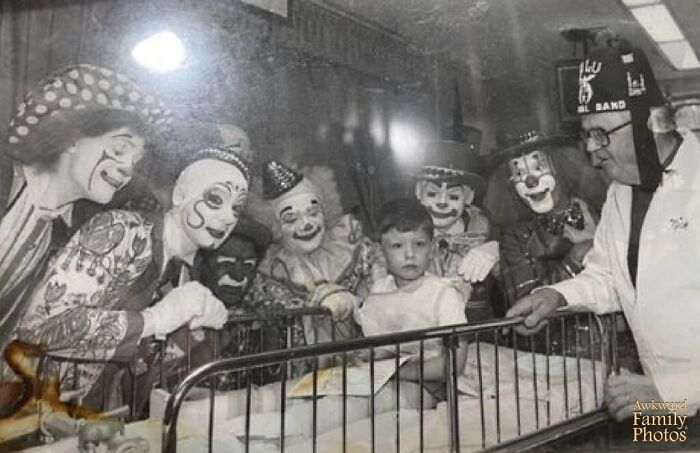 “Mi esposo pasó buena parte de su infancia (entre principios y mediados de los años 80) en un hospital infantil donde buenos samaritanos iban a llevar alegría y levantar los ánimos”.