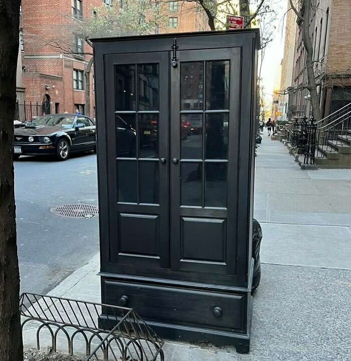  ¡Es de madera de verdad! ¡Y es muy bonito! Estaba en la calle 37, 114 E, en Manhattan