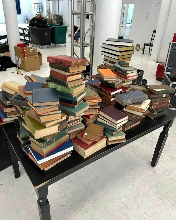 Un montón de libros antiguos usados como utilería y algunos sujetalibros, ¡disponibles en la calle Wooster 105!