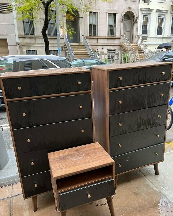 ¡Los muebles para la habitación están listos para ser recogidos! Estos vestidores hermosos estaban entre las calles 51 y 2