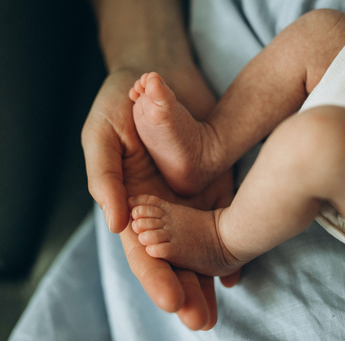 "Fue indignante y triste": Las enfermeras exponen a los peores padres que han visto en una sala de partos