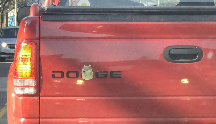 La pegatina mejor colocada en un coche que he visto en mucho tiempo
