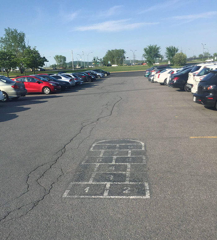 Pongamos un avioncito en medio del estacionamiento, a los niños les encantará