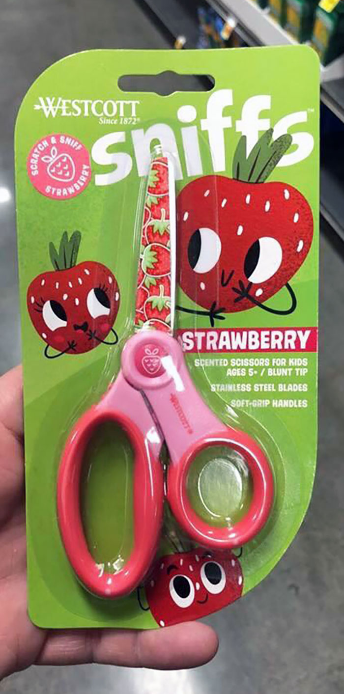 Tijeras con aroma de fresa para niños. Así es como los niños se apuñalan en la cara