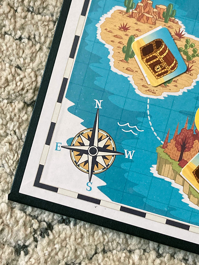 Decidí abrir el juego de mesa Risk Junior de mi hijastra esta noche, y la brújula está mal