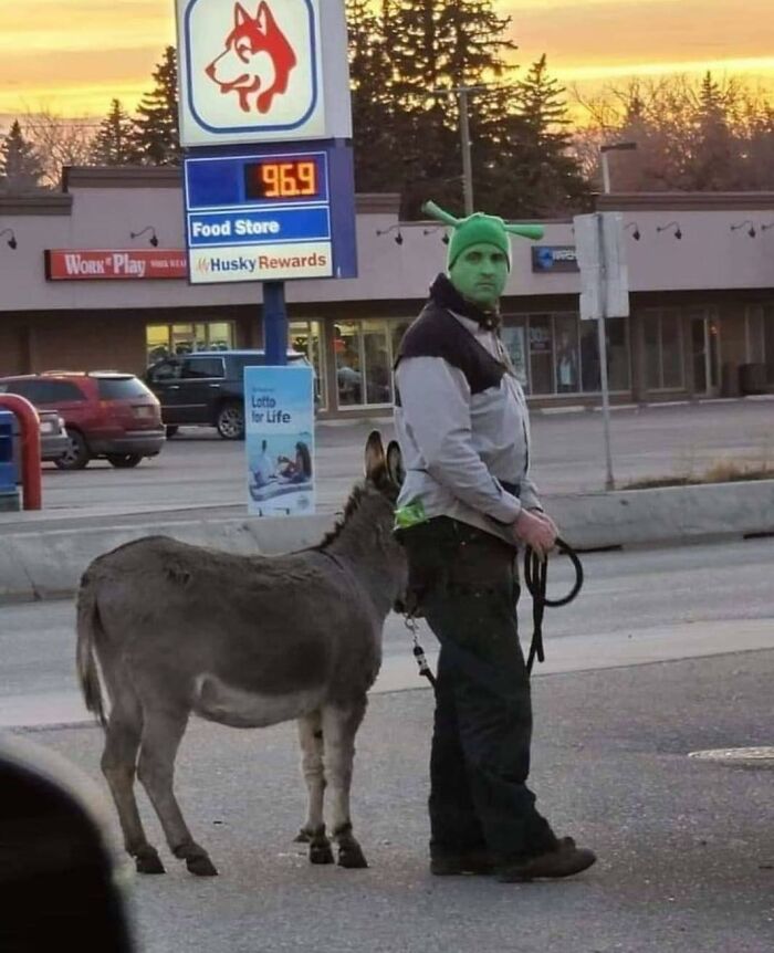 26 Random And Confusing Moments Of Humans Just Being Humans, As Shared On This Facebook Page (New Pics)