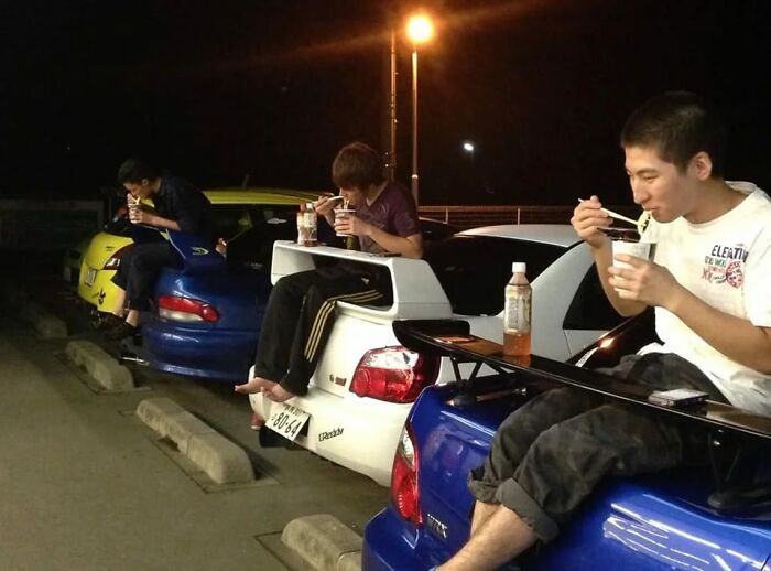 26 Random And Confusing Moments Of Humans Just Being Humans, As Shared On This Facebook Page (New Pics)