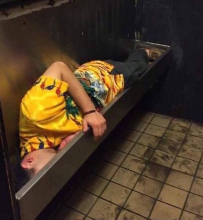 26 Random And Confusing Moments Of Humans Just Being Humans, As Shared On This Facebook Page (New Pics)