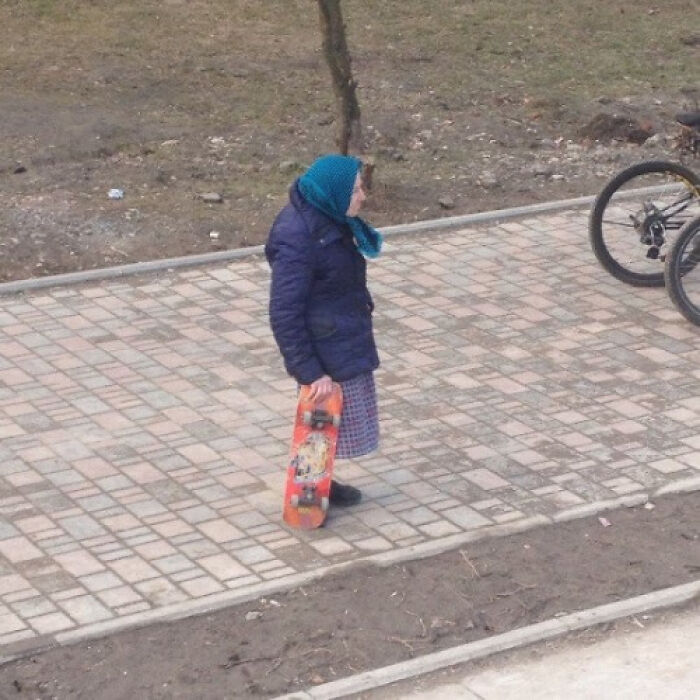 26 Random And Confusing Moments Of Humans Just Being Humans, As Shared On This Facebook Page (New Pics)