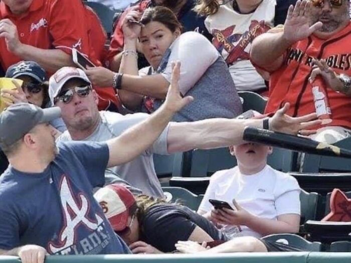 26 Random And Confusing Moments Of Humans Just Being Humans, As Shared On This Facebook Page (New Pics)