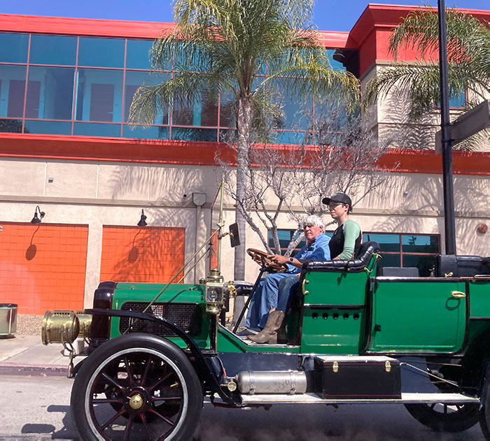 Acaba de pasar Jay Leno conduciendo un coche de vapor cerca del aeropuerto de Burbank
