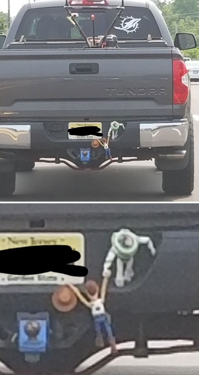 Este conductor tiene a Woody y Buzz colgando de su camión