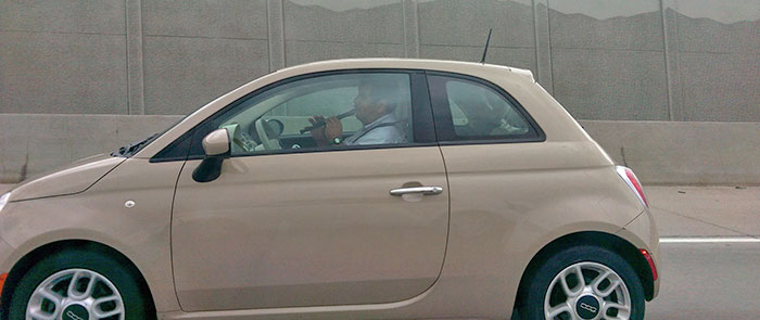 Vi a este tipo tocando una flauta mientras conducía su Fiat por la autopista