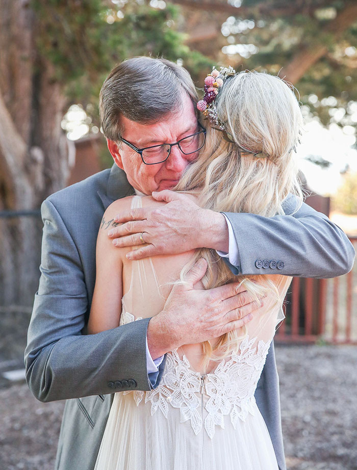 En el último minuto, el fotógrafo de mi boda me sugirió que hiciera las fotos de antes de la boda con mi padre. Creo que su reacción demuestra lo afortunada que soy de tenerlo como padre