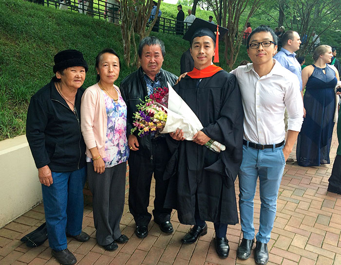 Mi hermano fue el primero de mi familia en graduarse con un máster. Mi padre no paraba de llorar