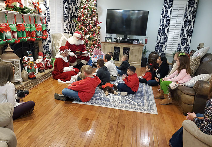 Mi padre conduce un autobús escolar para niños con necesidades especiales y este año invitó a todos los niños a su casa para ver a Papá Noel. También compró regalos para todos los niños para que Papá Noel se los diera
