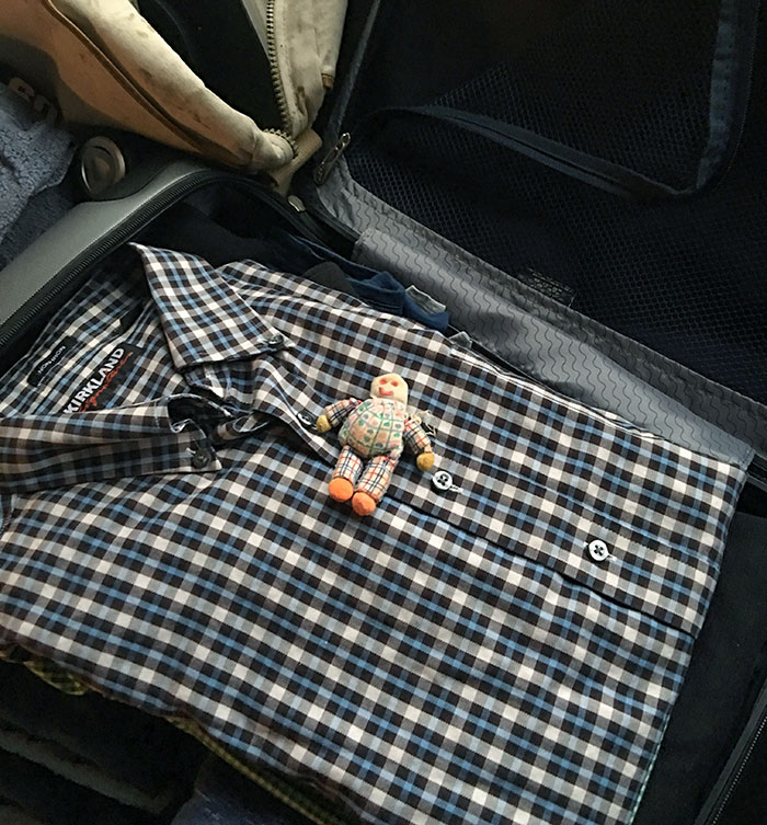 A mi padre le da miedo volar, así que cuando yo tenía 5 años le hice un muñeco para que se sujetara mientras volaba. Mamá me acaba de enviar esta foto. Ha hecho las maletas para venir a visitarme