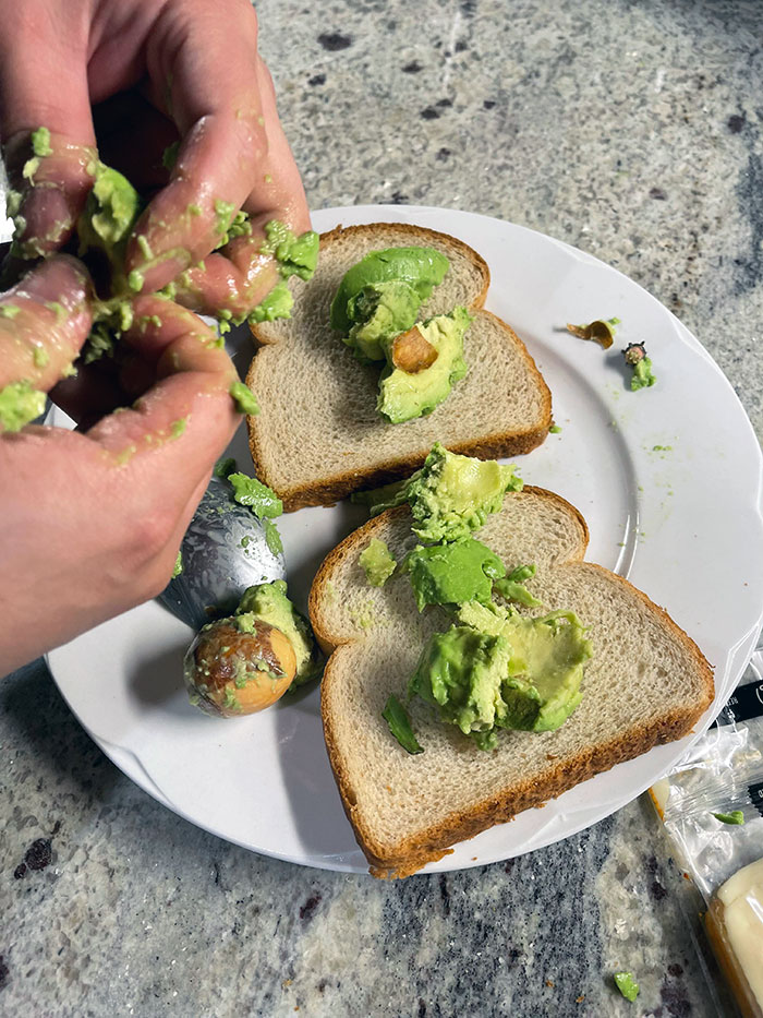 Así es como mi novio corta un aguacate