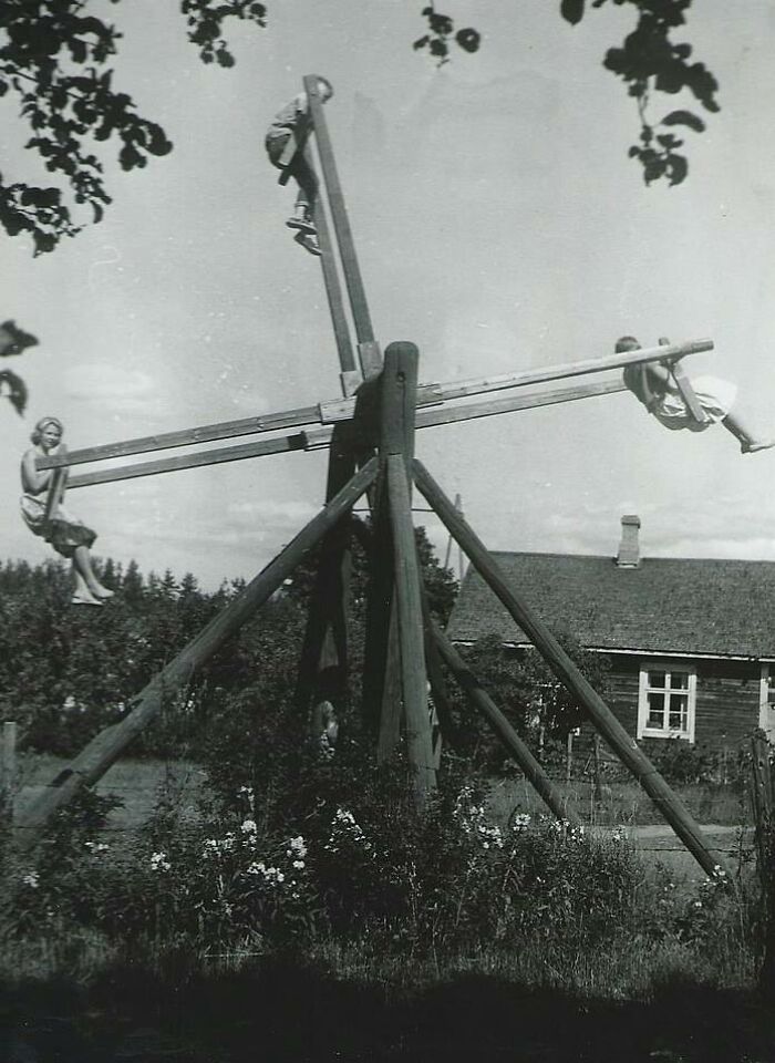 Una familia juega en un singular columpio casero para cuatro personas en Finlandia, 1954