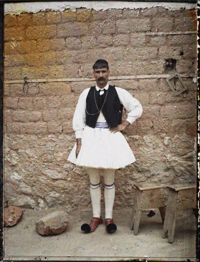 Un hombre en traje tradicional en Kestri, Grecia, 1912