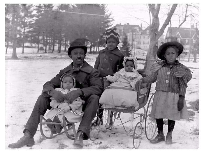 Un padre con sus 4 hijas, 1904