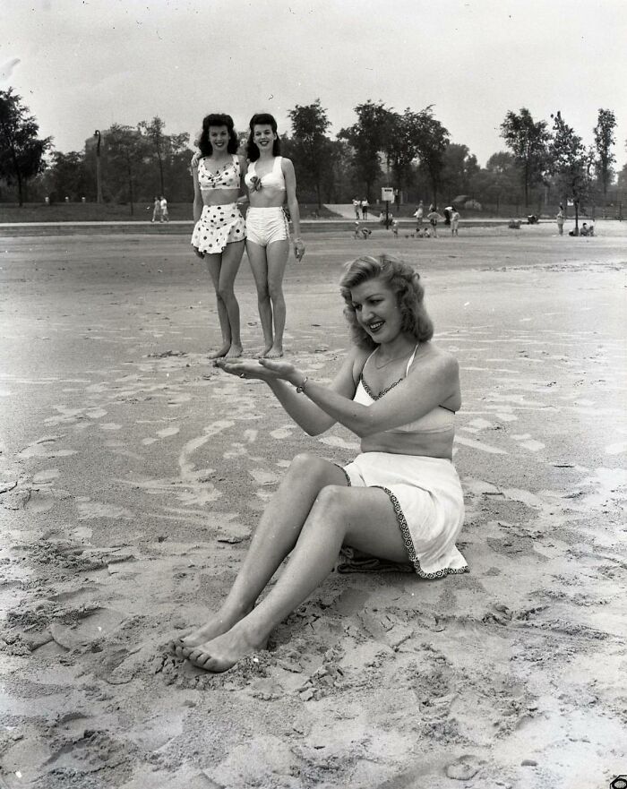 Un poco de diversión en la playa en 1940