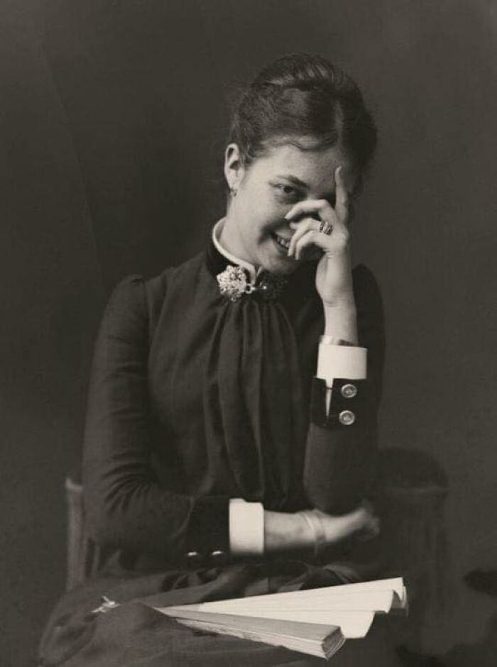 Joven tímida sonriendo a la cámara hace 143 años