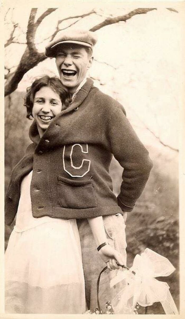 Pareja de jóvenes enamorados, años 20