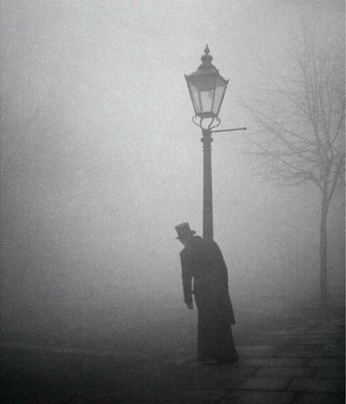 Un borracho con sombrero de copa y frac se aferra a una farola, Londres, 1934