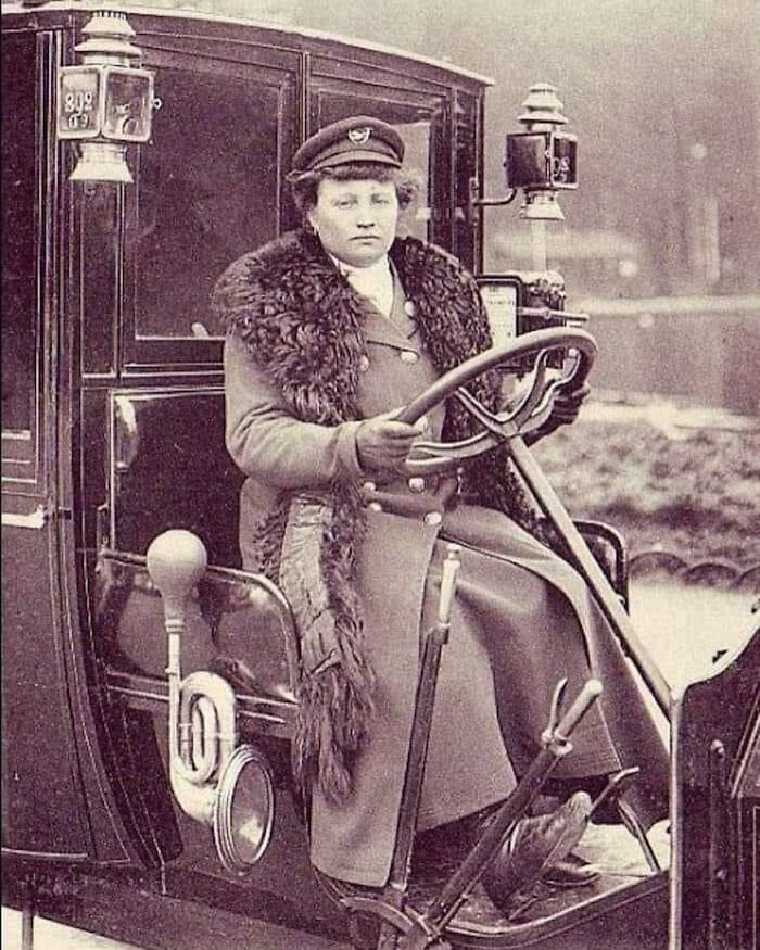 Madame Decourcelle, la primera mujer taxista de París, Francia, 1909