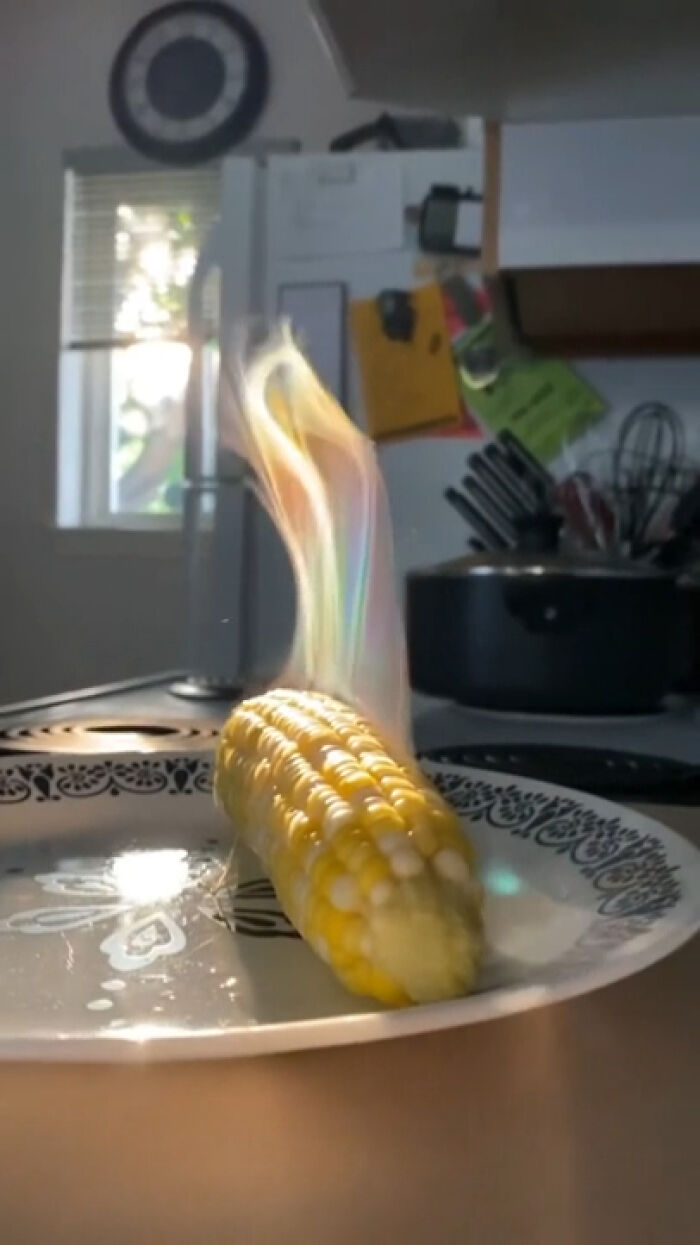 La cámara captó el reflejo de la luz en las gotas de agua del vapor en el ángulo correcto para crear un maíz mágico