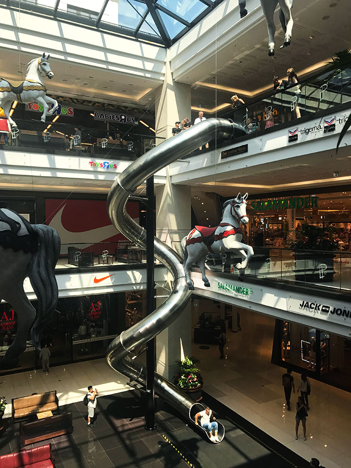 Este tobogán en un centro comercial de Berlín