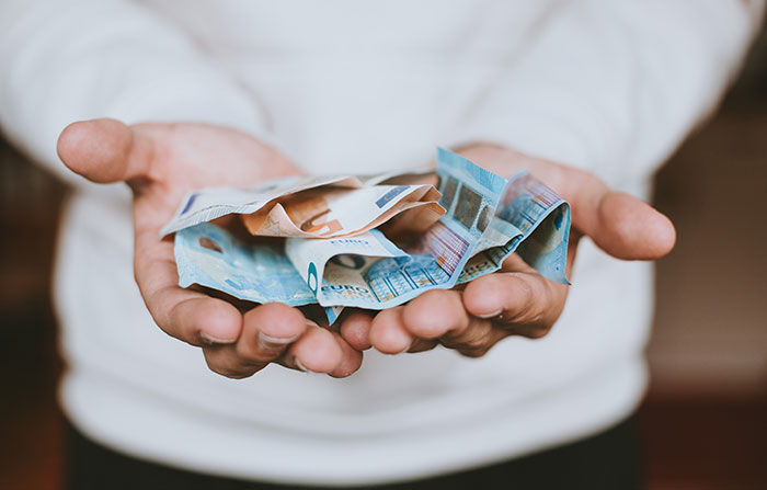 Tras 16 años, este hijo ofrece "vender" su perdón a sus padres por haberle "echado" de casa a los 18