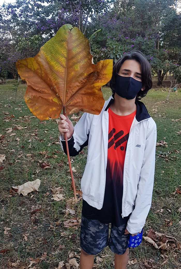 El tamaño de esta hoja que encontré en el parque. Estoy yo en la foto para que se vea el tamaño 