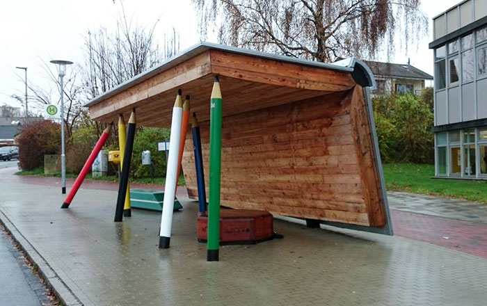 Esta bonita parada de autobús se encuentra en Holstein, Alemania. Frente al colegio local