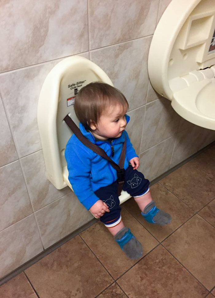 Quien haya inventado esto en un baño público para sujetar a mi hijo es un genio