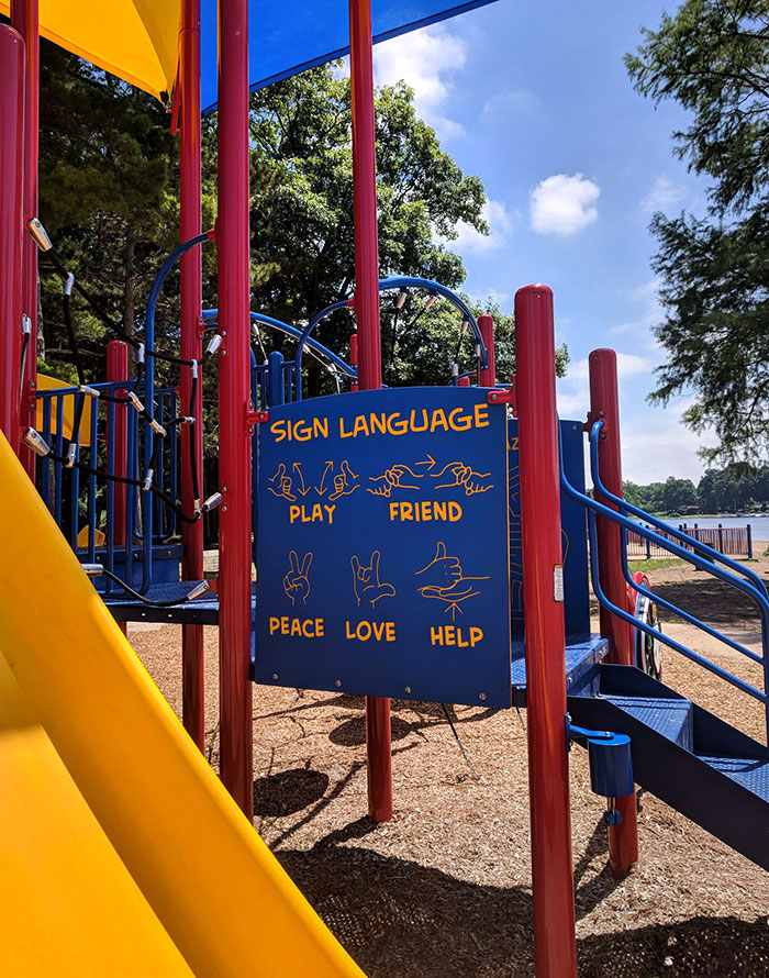 Este parque infantil tiene un letrero para que niños sordos y oyentes puedan jugar juntos