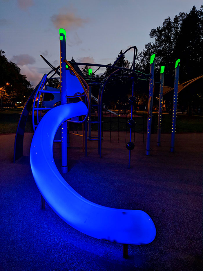 Este genial tobogán LED para niños