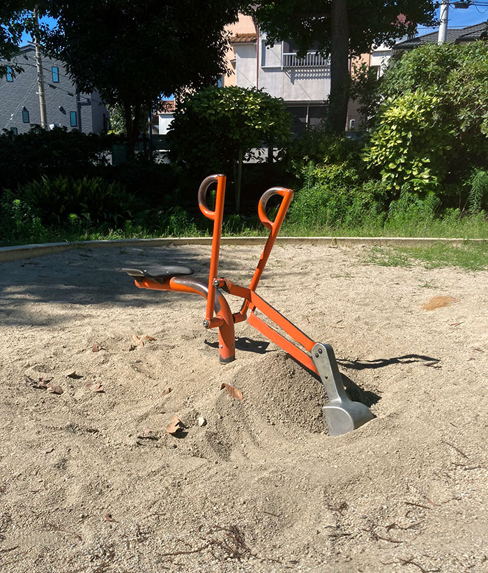 Este equipo de parque infantil es muy genial. Excavadora en miniatura para que jueguen los niños